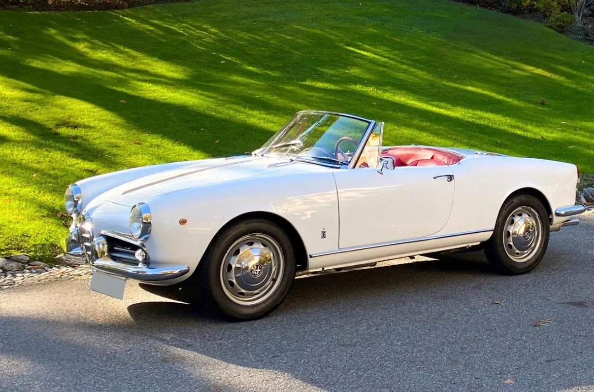 Noleggio Alfa Romeo Giulietta Spider 1962 bianca per matrimoni a Roma, stile Dolce Vita